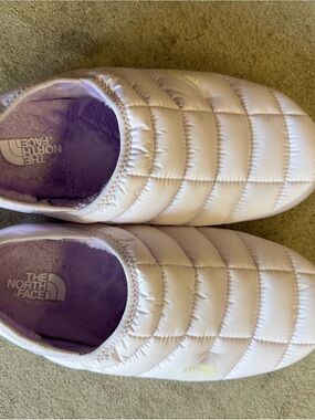 The North Face Women’s Quilted Slip-On Slippers - Light Pink with Purple Lining